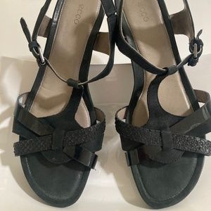 ECCO BLACK WOMEN'S T -STRAP EU 40 SANDALS